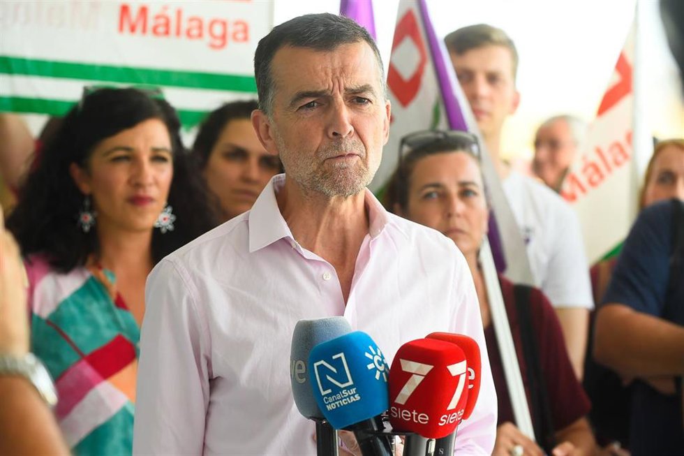 El coordinador federal de Izquierda Unida, Antonio Maíllo, atiende a los medios de comunicación tras la concentración del día de hoy. A 18 de junio de 2025 en Málaga, Andalucía (España). El coordinador federal de Izquierda Unida, Antonio Maíllo, ha aten