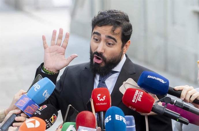 El eurodiputado y líder de Se Acabó La Fiesta (SALF), Luis 'Alvise' Pérez, a su llegada al Tribunal Supremo, a 5 de junio de 2025, en Madrid (España). Alvise está citado para prestar declaración voluntaria ante el Tribunal Supremo (TS), en el marco de una