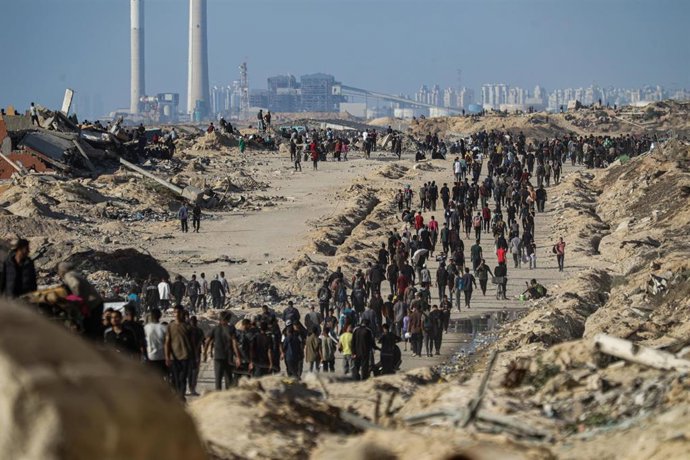 Una multitud de personas forman una cola para recibir ayuda humanitaria en la Franja de Gaza