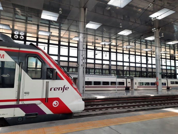Archivo - Renfe refuerza con 101 trenes y 247.000 plazas el servicio de Cercanías de Cádiz durante la Gran Regata