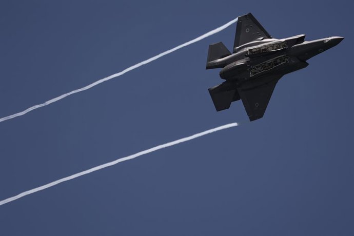 Archivo - 26 de abril de 2023, Israel, Tel Aviv: Um caça israelense realiza um show aéreo durante o 75º Dia da Independência. Foto: Ilia Yefimovich/dpa