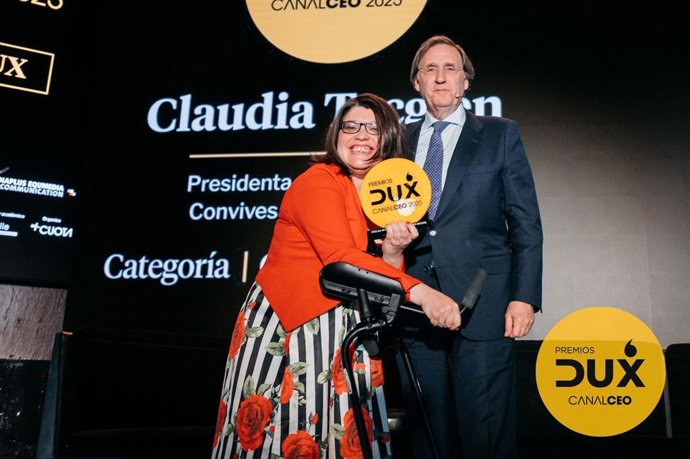 Claudia Tecglen, Premio DUX de Impacto Social por Canal CEO