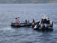 Cuatro detenidos con más de 120 kilos de hachís en motos de agua en la costa de Cádiz