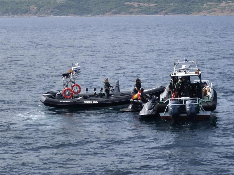 La Guardia Civil con las motos de agua que transportaban más de 120 kilos de hachís interceptadas.