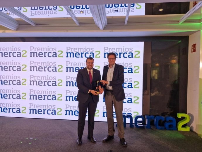 Barbón destaca, tras recoger el premio Merca2 por el despegue económico de Asturias, "ahora estamos recogiendo los frutos tras años de reconversiones"