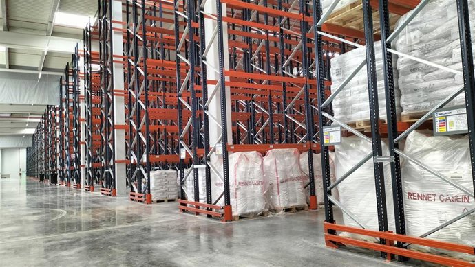 Productos industriales en una nave.