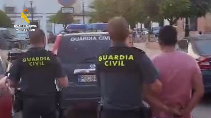 Los agentes detienen a un hombre acusado de robo con violencia en Pilas.