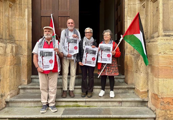 La Plataforma Solidaria Asturies con Palestina presenta la exposición Arte Asturiano contra el genocidio palestino, que se celebra en el patio del Palacio Conde de Toreno.
