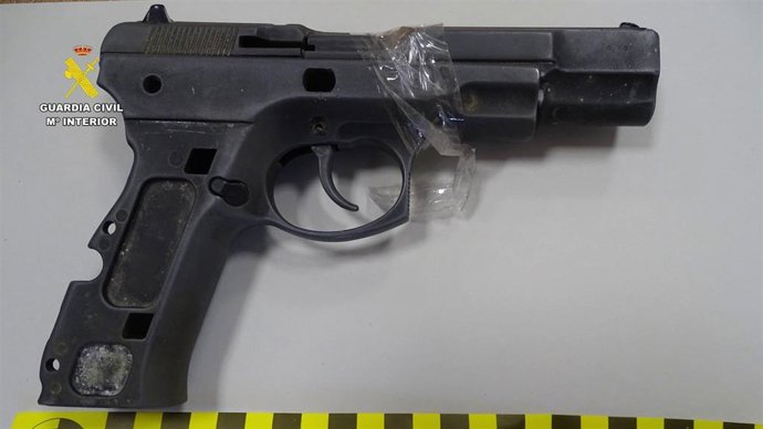 Arma intervenida en la operación