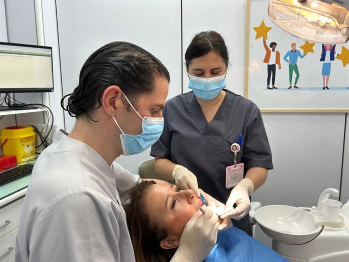 El Dr. Carlos Navarro, especialista en periodoncia de IO, atiende a una paciente.