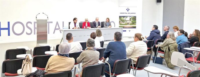 José Pablo Berros; la consejera de Salud, Concepción Saavedra; el gerente del Sespa, Aquilino Alonso, y el nuevo gerente del Área Sanitaria I, Pedro Jesús Jiménez, durante una reunión con la junta de personal.