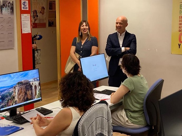 El consejero municipal de Economía, Carlos Gimeno, en un curso de digitalización