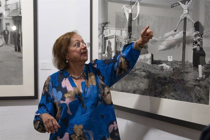 Archivo - La fotógrafa Cristina García Rodero, durante la presentación de su exposición ‘La España oculta’, en la Fundación Juan March de Cuenca, a 2 de abril de 2025, en Cuenca, Castilla-La Mancha (España). La Fundación le concedió una beca de creación a