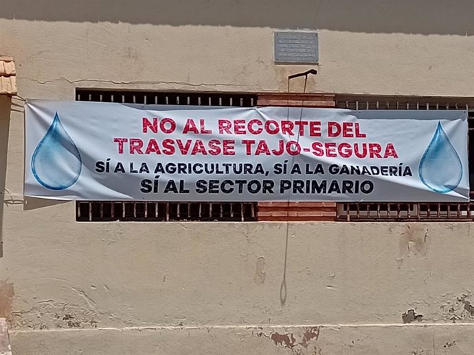 Pancarta en la sede de la Unió Llauradora en Elx