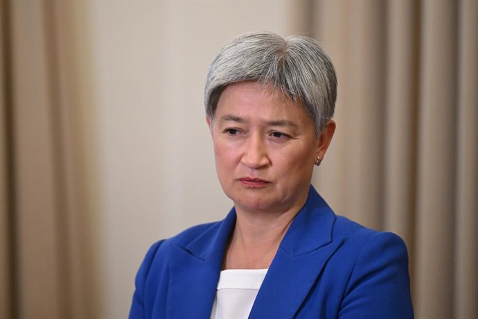 Archivo - Arquivo - 03 de abril de 2025, Austrália, Melbourne: A ministra das Relações Exteriores da Austrália, Penny Wong, fala à mídia durante uma coletiva de imprensa no sexto dia da campanha eleitoral federal de 2025. Foto: Lukas Coch/AAP/dpa
