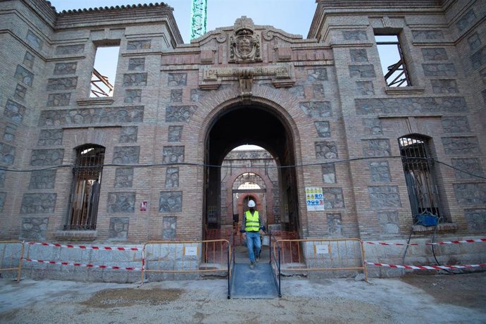 Archivo - Un hombre pasa bajo un arco en la Cárcel Vieja de Murcia.