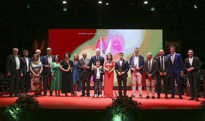 Fran Garrigós, Sara Andrés, Del Bosque, Martínez de Irujo, Rodri Almazán, Flyback, Roberto Gómez y La Vuelta recibieron los 'Premios Espiga' de Villanueva del Pardillo este jueves en su primera edición.