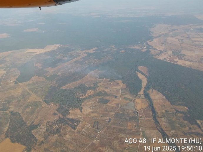 Vista aérea del incendio declarado en el paraje Camino del Cabezo Gordo en Almonte (Huelva).
