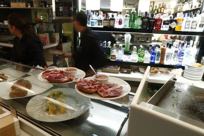 Archivo - Imagen de archivo de un trabajador en un bar.