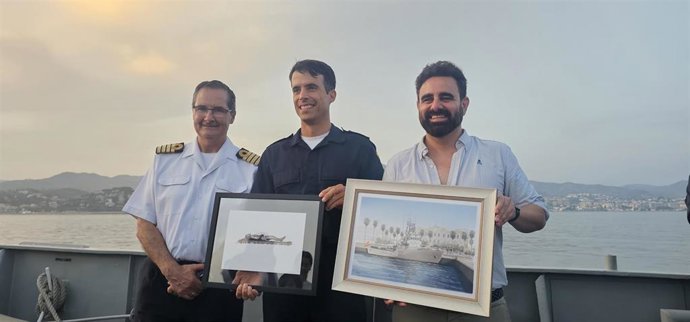 El patrullero de la Armada Tagomago (P-22), con base en Málaga desde 2012, realizó por primera vez un bautismo de mar para miembros de la Congregación de Mena y la Hermandad del Santo Sepulcro