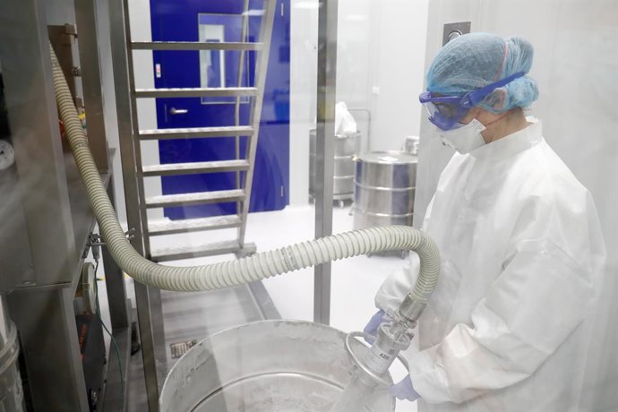 Archivo - Arxiu - Imatge d'arxiu d'un treballador en un laboratori.