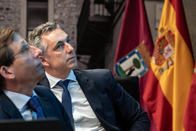 Archivo - El Consejero de Medio Ambiente, Agricultura e Interior, Carlos Novillo, el alcalde de Madrid, José Luis Martínez-Almeida, en febrero de 2024, en Madrid (España).