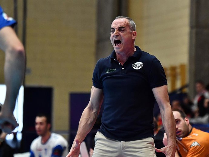 Archivo - Rafa Guijosa durante su etapa como entrenador del Abanca Ademar León