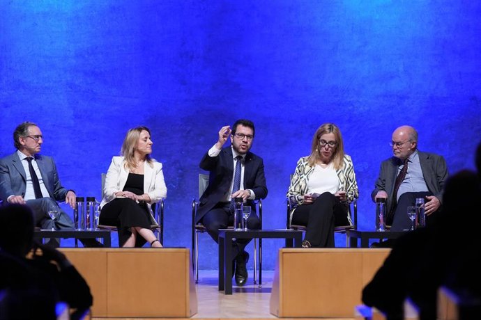 El expresidente de la Generalitat y exconseller de Economía, Pere Aragonès, junto a los exconsellers de Economía Antoni Castells, Jaume Giró y Natàlia Mas, y la videcana del CEC, Àngels Fitó.