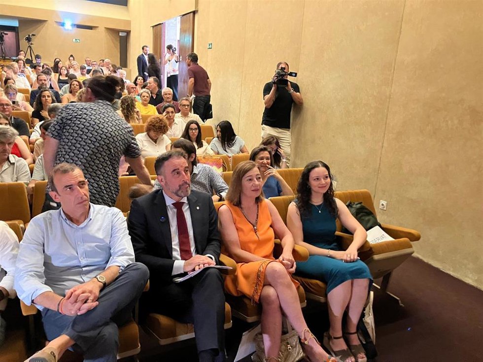 El conseller de Vivienda, José Luis Mateo, y la presidenta del Congreso, Francina Armengol, en la inauguración del congreso del Frum de la Societat Civil.