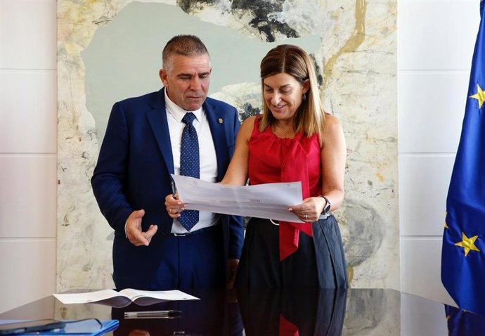 La presidenta de Cantabria, María José Sáenz de Buruaga, y el alcalde de Argoños, Juan José Barruetabeña