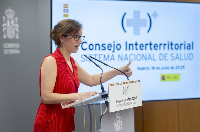 A Ministra da Saúde, Mónica García, durante uma coletiva de imprensa após a reunião do Conselho Interterritorial do Sistema Nacional de Saúde (CISNS), na sede do Ministério, em 18 de junho de 2025, em Madri (Espanha). A sessão plenária do CISNS conta com 