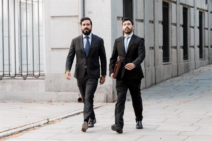 El eurodiputado y líder de Se Acabó La Fiesta (SALF), Luis 'Alvise' Pérez, (i) a su llegada al Tribunal Supremo.