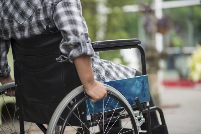 Archivo - Imagen de recurso de un hombre en silla de ruedas.