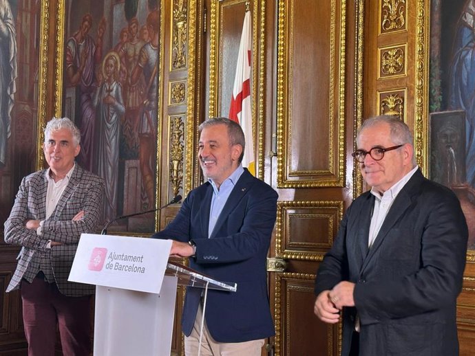 El alcalde de Barcelona, Jaume Collboni, con el nuevo comisionado para la gestión del turismo, José Antonio Donaire, y el teniente de alcalde de Economía y Vivienda del Ayuntamiento de Barcelona, Jordi Valls