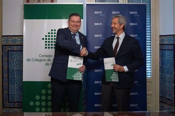 La firma del convenio ha corrido a cargo del presidente del Consejo Andaluz, Manuel Jiménez, y el director del Centro de Banca de Clientes de Plaza Nueva de BBVA, Esteban Roche.