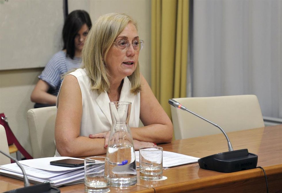 La secretaria general de Servicios Sociales, Inclusión, Familia y Familia de la Junta de Extremadura, Teresa Angulo, en su comparecencia en la Asamblea
