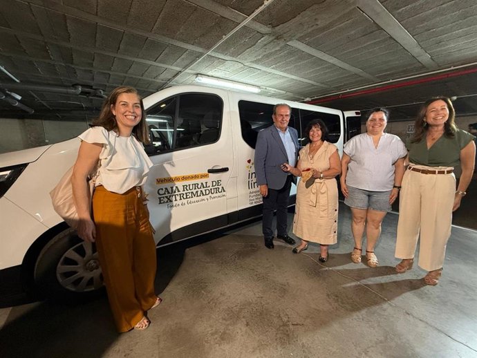Responsables de Caja Rural de Extremadura entregan una furgoenta a Aexpainba - Fundación Magdalena Moriche