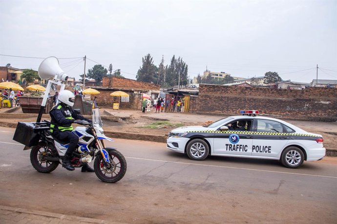 Archivo - (200813) -- KIGALI, Aug. 13, 2020 (Xinhua) -- A policeman on a motorcycle uses a loud speaker to transmit information about COVID-19 preventive measures on a street in Kigali, capital city of Rwanda, on Aug. 12, 2020. TO GO WITH "Rwandan police 