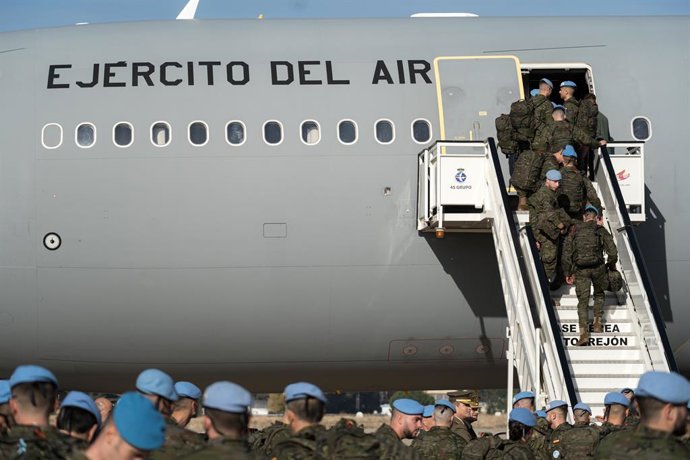 Archivo - Arquivo - Membros da segunda rotação da Brigada Libanesa XLII (BRILIB XLII) embarcam em uma aeronave na Base Aérea de Torrejón, Torrejón de Ardoz, Madri, Espanha, em 17 de novembro de 2024. A BRILIB XLII é composta por 630 soldados.