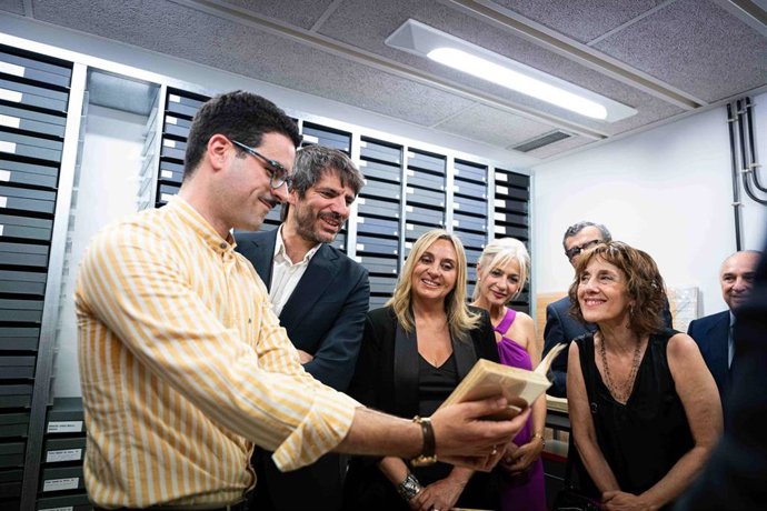 El ministro de Cultura, Ernest Urtasun, visita el Archivo Manuel de Falla, en la imagen con la alcaldesa de Granada, Marifrán Carazo, en el centro, a su izquierda y al lado también de la consejera de Cultura, Patricia del Pozo