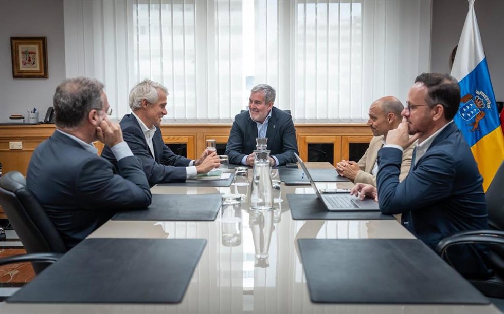 El presidente de Canarias, Fernando Clavijo, y el presidente de Telefónica España, Borja Ochoa, en el encuentro que han mantenido para abordar el refuerzo de la conectividad