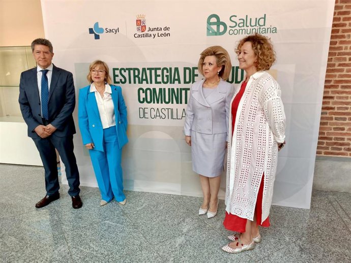 La gerente regional de Salud, Violeta Martínez Pindado (segunda por la derecha), en la presentación del Plan de Estrategia de Salud Comunitaria.
