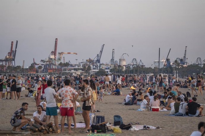 Archivo - Arxiu - Diverses persones es reunixen durant la nit de Sant Joan, a la platja de la Malvarrosa, a 23 de juny del 2023, a València