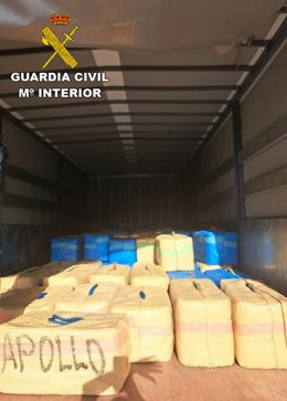 Fardos de haxixe encontrados em uma van em uma operação contra o tráfico de drogas em Cádiz