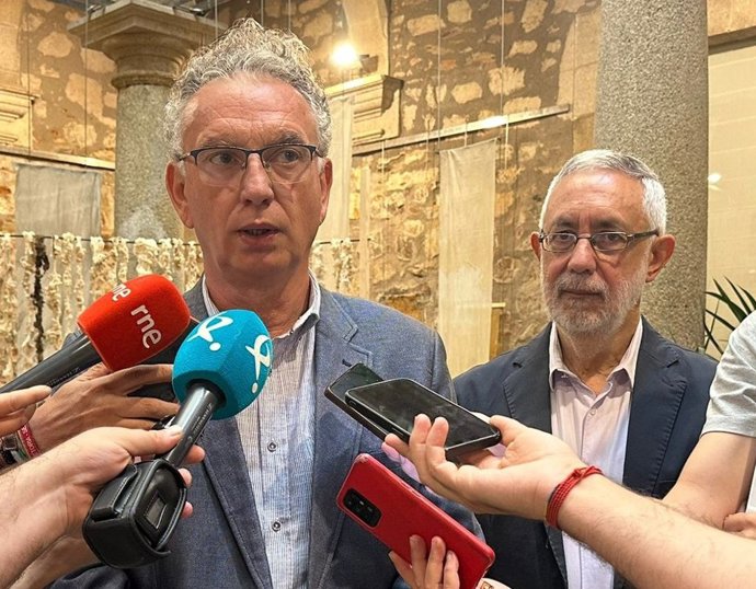 Archivo - El delegado del Gobierno en Extremadura, José Luis Quintana, atiende a los medios en Cáceres