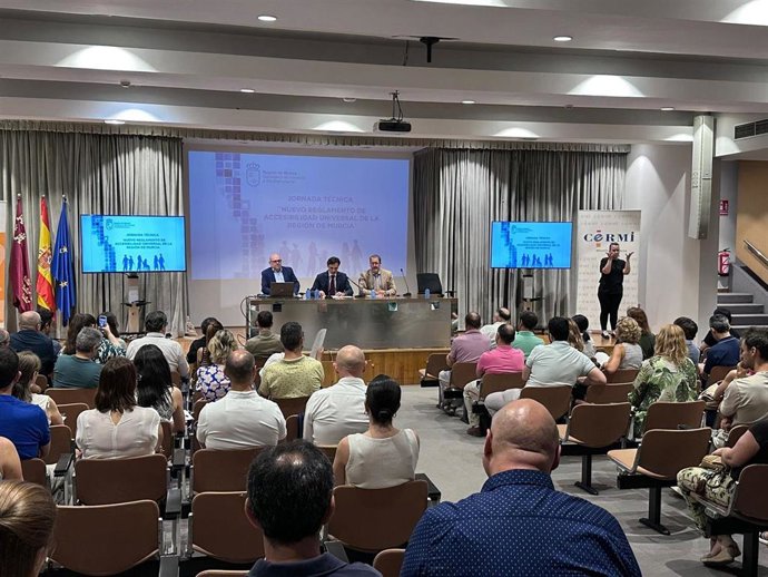 El consejero de Fomento e Infraestructuras, Jorge García Montoro, en la inauguración de la jornada técnica del Reglamento de Accesibilidad Universal de la Región