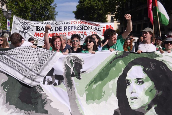 Decenas de personas durante la manifestación convocada por el Sindicato de Estudiantes bajo el lema 'El apagón no nos para', en Atocha, a 22 de mayo de 2025, en Madrid (España). La marcha, reprogramada tras el apagón que impidió la protesta del 28 de abri