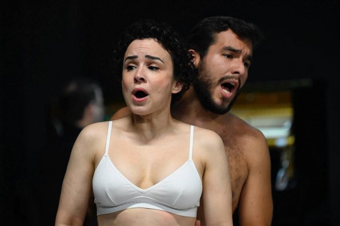Una escena de Tristana con Ruth González y César Arrieta