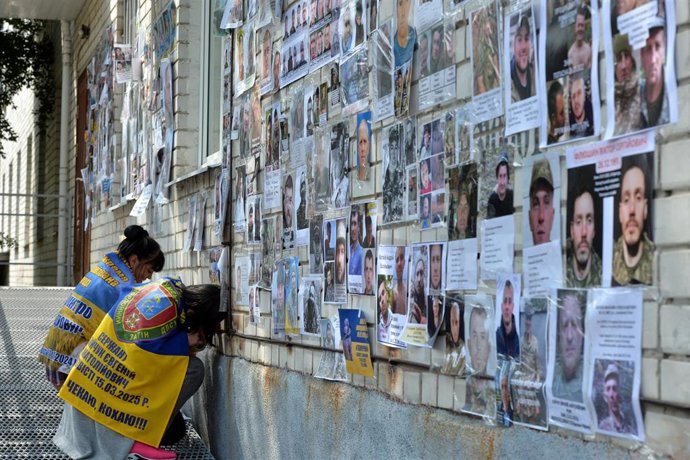 Carteles de militares ucranianos desaparecidos en una fachada