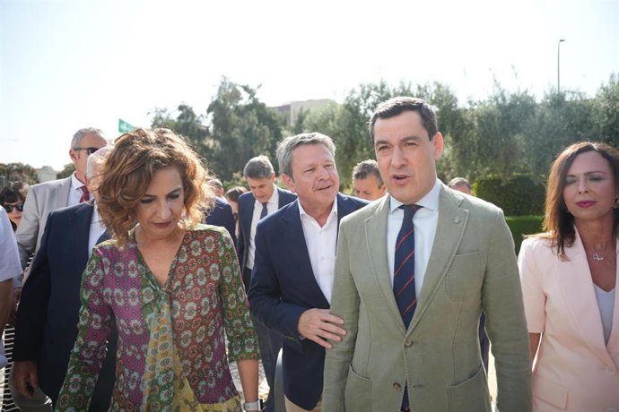 El presidente de la Junta de Andalucía, Juanma Moreno, junto a la la vicepresidenta primera del Gobierno y ministra de Hacienda, María Jesús Montero, durante el acto de Inicio de las obras del subtramo III de la Línea 3 de metro de Sevilla. A 20 de junio 